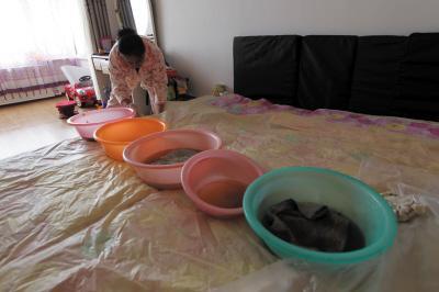 铜梁楼上漏水，住户失联，小区没物管，业主维权难！律师来支招……